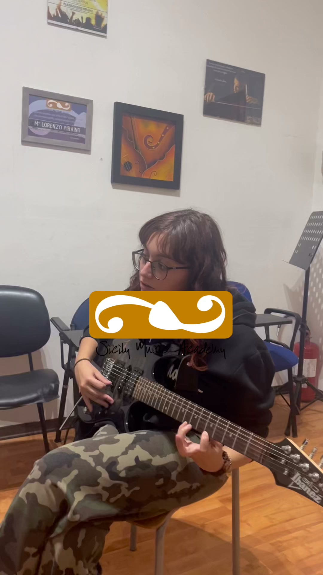 «La chitarra non risolve i problemi, ma almeno li accompagna con un assolo.» 😅. #chitarristi #LaMusicaeVita 🎸