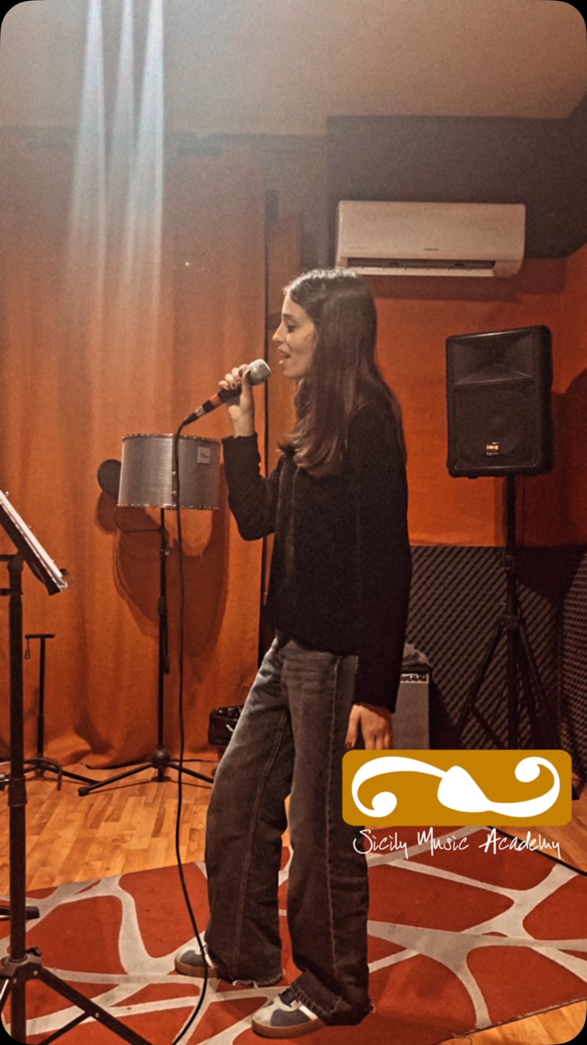 “Cantare è il modo in cui il cuore dà voce alle emozioni che le parole non riescono a raccontare. ❤️🎶”…. PRENOTA LA TUA PROVA GRATUITA , TI ASPETTIAMO 🎤
